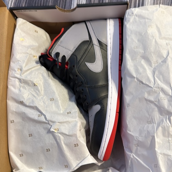 Jordan 1 Mid “Bred Shadow”

Size 9.5 - Brand New - Picture 3 of 4
